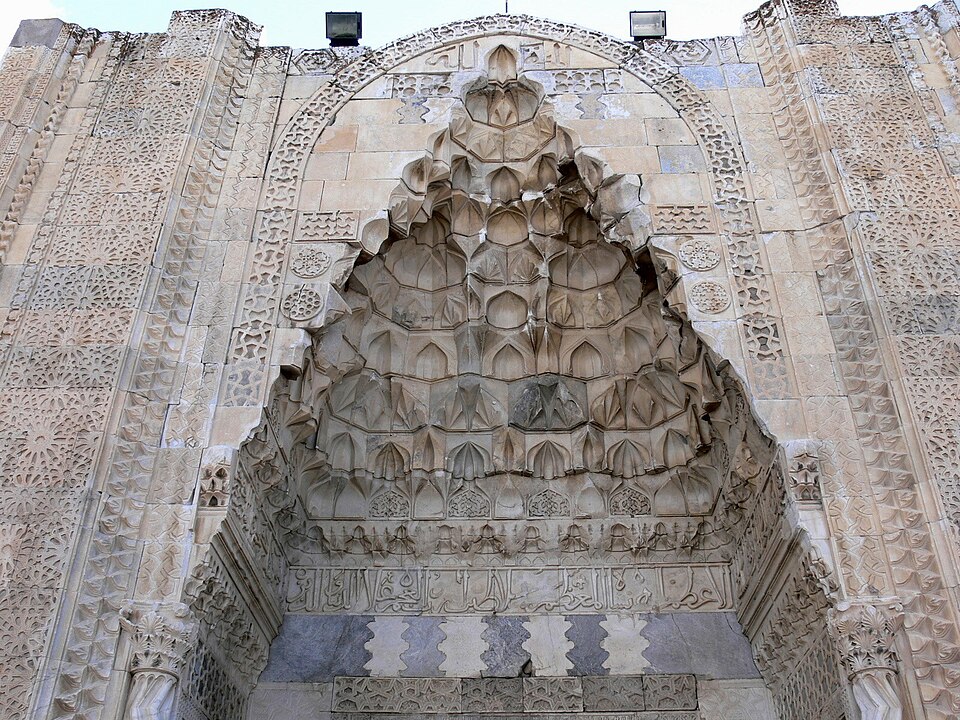 Sultanhani - Portal außen 2 Muquarnas.jpg