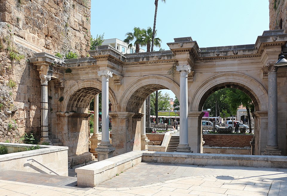 Hadrian's Gate, Antalya 01.jpg